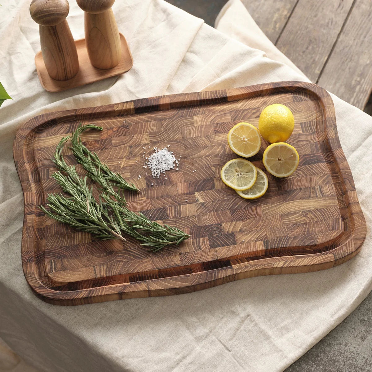 RAW Teak skærebræt med saftrille 55 x 35 cm