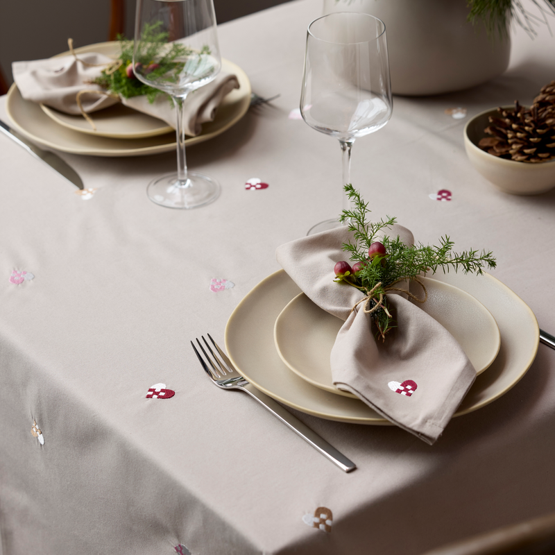 Södahl Christmas Hearts Embroidery juledug rød 140x270 cm