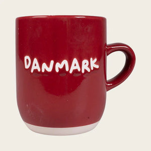 Krus med tekst “Danmark” – Rød