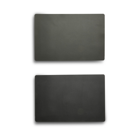 Dækkeserviet vendbar grå/sort læderlook